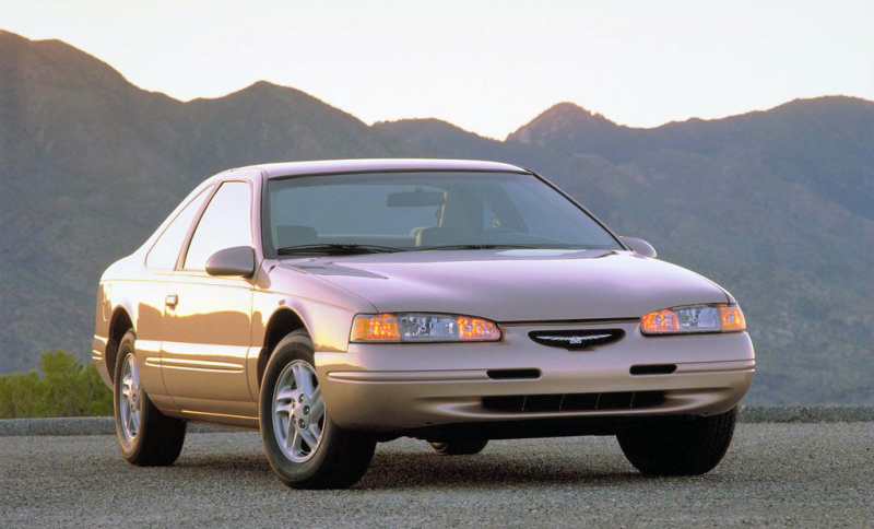Illustration for article titled Meh Car Monday: The Tenth-Generation Ford Thunderbird Has Way More Bird Than Thunder